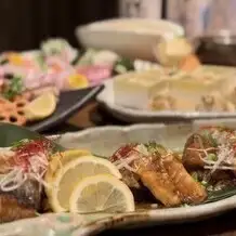 【保证包间】包含2小时畅饮！8道菜套餐，选用三重县新鲜鱼类、招牌炭烤菜肴及当地清酒。