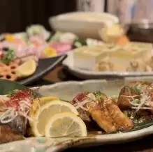 【保证包间】包含2小时畅饮！8道菜套餐，选用三重县新鲜鱼类、招牌炭烤菜肴及当地清酒。