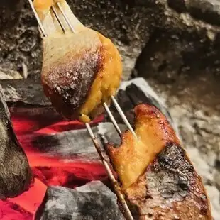 カウンターで炎が上がる臨場感は必見!芳醇な薫香をまとった名物【かつおの藁焼き】