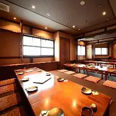걱정할 수 없는 친구와의 술자리와 동료와의 술 마시기에 최적인 테이블석을 준비하고 있습니다.일본의 정취를 느끼는 차분한 어른의 공간에서, 미에현산의 생선이나 손수 만든 오반자이를 느긋하게 즐겨 주세요 ◎전석 흡연 가능하므로, 자리를 서지 않고 대화와 술을 마음껏 즐길 수 있습니다!