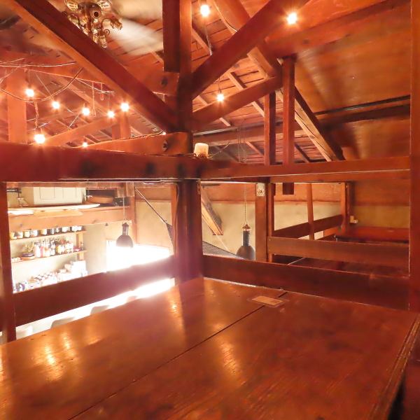 【女子会も大歓迎★ゆったり寛げるロフト席も！】 非日常感を味わえるロフト席もご用意しております♪ 秘密基地のようなワクワク感がある空間は、プライベートがきちんと守られているので、誕生日や女子会にはピッタリです！ みんなでワイワイ盛り上がってください◎ ロフト席を含めたフロア貸切も相談OK！