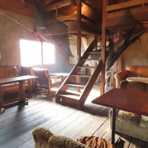 デートやカップルでのご利用に最適な、落ち着いた2名様用テーブル席です。温かみのある照明が、お二人だけの素敵な時間を演出いたします★お祝いのメッセージプレート等、サプライズ演出などご相談ください！親密な空気感の中、自慢の肉料理と美酒を愉しみながら、思い出に残るひと時をお過ごしください。