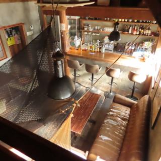 アンティーク基調で、落ち着いた雰囲気が漂う大人のカウンター席です★お一人様でのサク飲みはもちろん、横並びで語り合いたいデートにもおすすめ。目の前でドリンクが作られるライブ感を楽しめるのも魅力の一つです◎フロア貸切時には、一体感のある宴会をサポートいたします！