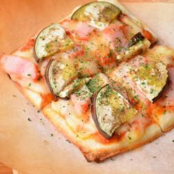 秋ナスとベーコンのトマトピザ