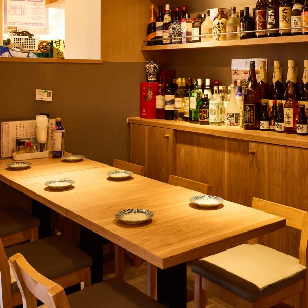 一間供應美味海鮮的居酒屋。廚師們一邊購買由熟練的工匠精心挑選的新鮮魚一邊烹飪，因此所有菜餚都非常新鮮且物有所值。如果您想在關內站前舉行一場酒會，請前往海王酒場。