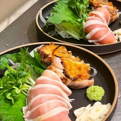 炭火焼と同じくらいおすすめの《鶏さし》