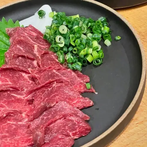 〈馬刺し〉赤身