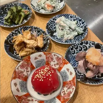 【お気軽コース】店主自慢の焼鳥5種と小鉢3点がついてきます♪