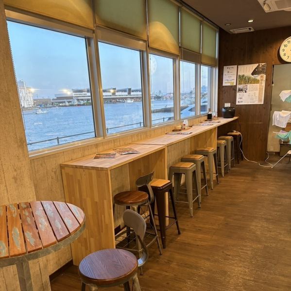 There is a counter with a spectacular view of Sakurajima.