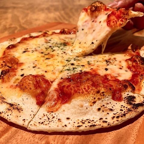 [比薩真的很好吃，BOB！] 熱騰騰的比薩加上大量的奶酪和配料，與肉和酒搭配得很好！