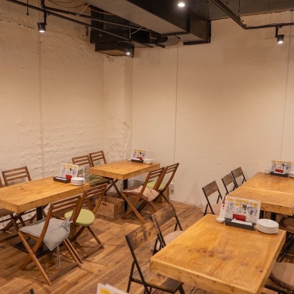 [For dates, girls' nights, and parties!] The warm, wood-toned interior of the restaurant is perfect for any occasion, such as girls' nights, dates, and company parties!