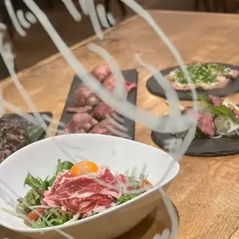 【肉吧鲍勃的高级肉类套餐】包含5种生肉刺身、牛舌、2种牛排和五彩肉寿司等8道菜,另加2小时畅饮,仅需7000日元