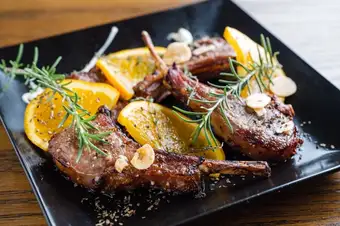Grilled lamb with mandarin oranges (2 pieces)