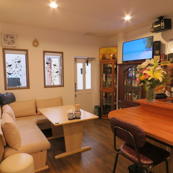 【◇落ち着き×明るさ◇】当店は2つのスペースをもつお店となっております！入口側のスペースは、木のぬくもりを感じながら落ち着ける雰囲気♪明るめの店内で誰でも入りやすいです！カウンター席を6卓、2～5名様でご利用可能なソファー席を1卓ご用意しております。カウンターでサク飯・サク飲みも大歓迎です！