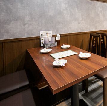 当店では、最大18名様まで収容可能な広めのテーブル席をご用意。落ち着いた住宅街に位置するため、宴会や会食をゆったり楽しめる環境が魅力です◎テーブルの間隔を広めに確保した快適なレイアウトを意識しました☆シンプルで上品な内装が、会話と食事を引き立てます。各種宴会や忘年会、新年会などにぴったりの会場です!