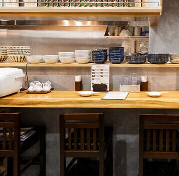 少人数で訪れるお客様には、カウンター席をおすすめしています◎仕事帰りにふらっと寄る方や、お食事デートで静かな時間を過ごしたい方にも心地よい空間☆温かみを感じる照明やシンプルなインテリアで、食事に集中できる雰囲気を整えています!居心地の良さを第一に考えた店内で、落ち着いたひとときをお過ごしください♪