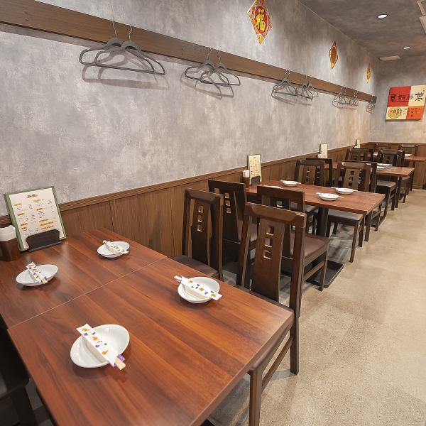 当店では、最大18名様まで収容可能な広めのテーブル席をご用意。落ち着いた住宅街に位置するため、宴会や会食をゆったり楽しめる環境が魅力です◎テーブルの間隔を広めに確保した快適なレイアウトを意識しました☆シンプルで上品な内装が、会話と食事を引き立てます。各種宴会や忘年会、新年会などにぴったりの会場です！