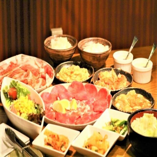 【9名様～12名様　貸切宴会】4名様×3テーブル最大12名様OKです◎9名様～貸切OK♪なんでもご相談くださいませ！南海本線堺駅東出口からたったの徒歩１分！東出口を降りて右に進み、橋を渡った所にあるこじんまりとした焼肉と居酒屋のお店が当店＜3秒飲み放題　焼肉酒場＞です♪