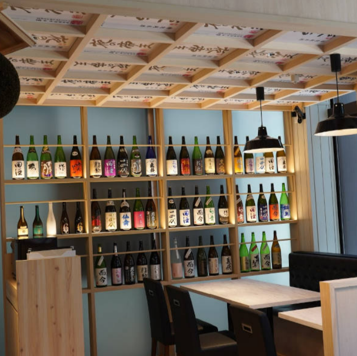 やぐら席では数々の日本酒が並ぶ大人が楽しめる空間です◎