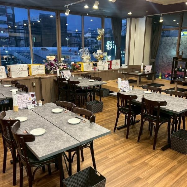 【木目調で温かみのある開放感あふれる店内は、お洒落で居心地の良い空間が広がっています】洗練されたスタイリッシュな雰囲気は女性に人気で、女子会や友人との集まりに最適です。ゆったりとした空間で、リラックスしながらお食事をお楽しみいただけます。美味しい料理と共に、友人との楽しいひとときをぜひ当店で。