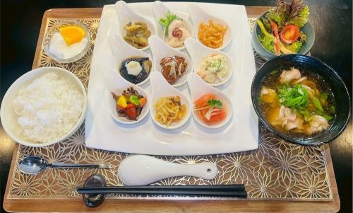 【小鉢9種類が付いた少し贅沢なランチ】とんすい彩ランチ