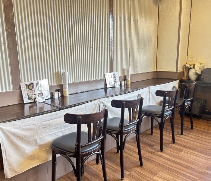 【カウンター席が4席ございますので、お一人様もお気軽にお越しいただけます】仕事終わりの疲れを癒すには、身体に優しい料理がぴったりです。心がほっとする味わいで、リラックスしたひとときをお楽しみいただけます。ストレス解消にピリッと辛い料理もご用意しており、疲れを吹き飛ばしてくれます。