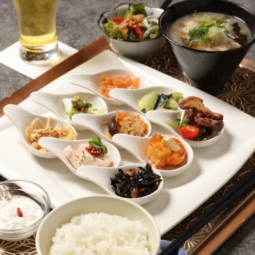 【小鉢9種類が付いた少し贅沢なランチ】とんすいランチ