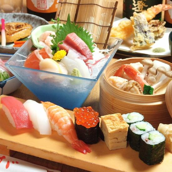 我们有特色握寿司和海鲜盖饭。酒类的种类也很丰富♪