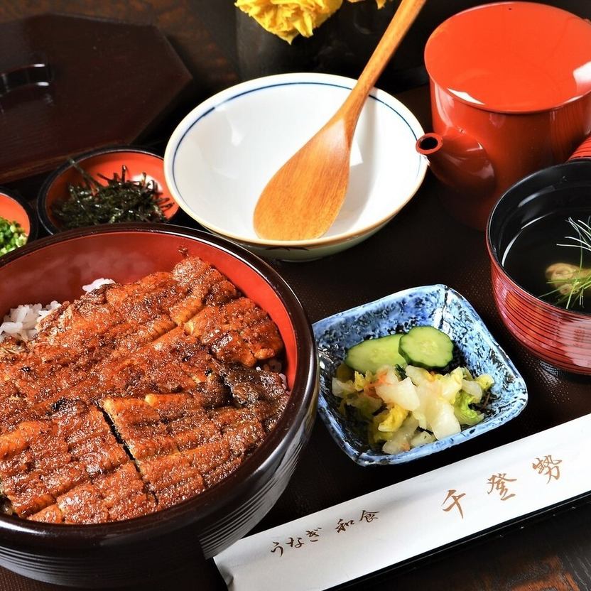 Enjoy our seasonal seafood dishes as well as our restaurant with more than 30 years of history ♪