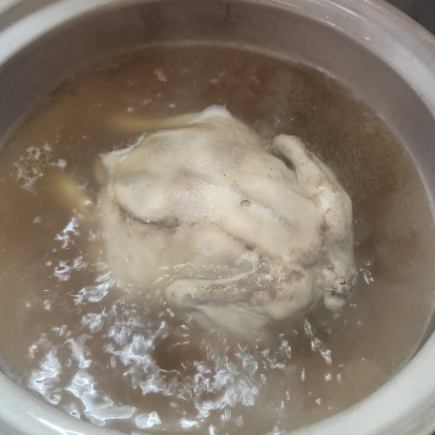 冬の新名物　コラーゲンたっぷりの丸鶏鍋コース