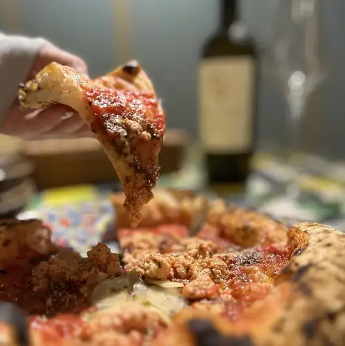 Enjoy Neapolitan-style pizza and seafood.