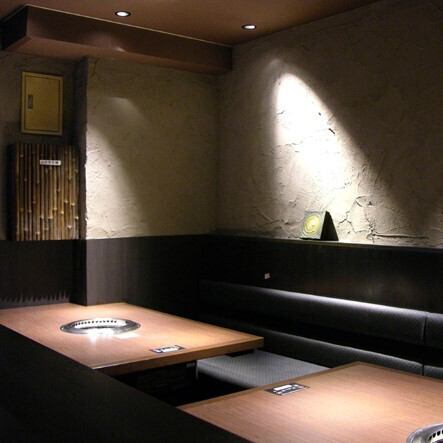 接待や会食などにもおすすめの半個室をご用意いたしております♪雰囲気のいいお席でお客様だけのプライベートな空間をお楽しみくださいませ♪接待やご宴会に最適の飲み放題付きコースを多数ご用意致しております！当店自慢の山形牛や韓国料理を存分にお楽しみ頂けるコースとなっております！川崎での焼肉宴会は当店へ！