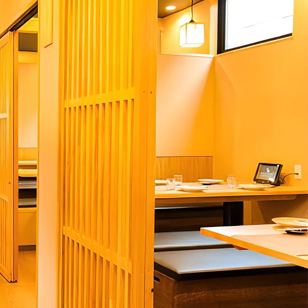 当店は全てのお客様に安心・安全の料理や空間、サービスを提供するために、全スタッフマスク着用義務やワクチン接種、全スタッフ出勤前及び出勤時、検温検査を行うなどはもちろんのこと、食品・飲料は国内の大手仕入業者より仕入れており、共有部のこまめな清掃や消毒も徹底!!周りを気にせず寛げる個室席も多数◎