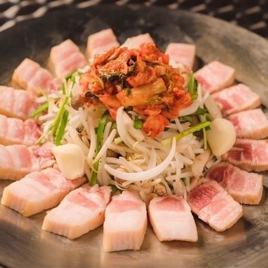 【五花肉套餐】含90分鐘無限暢飲、5道菜、4,400日圓（含稅）