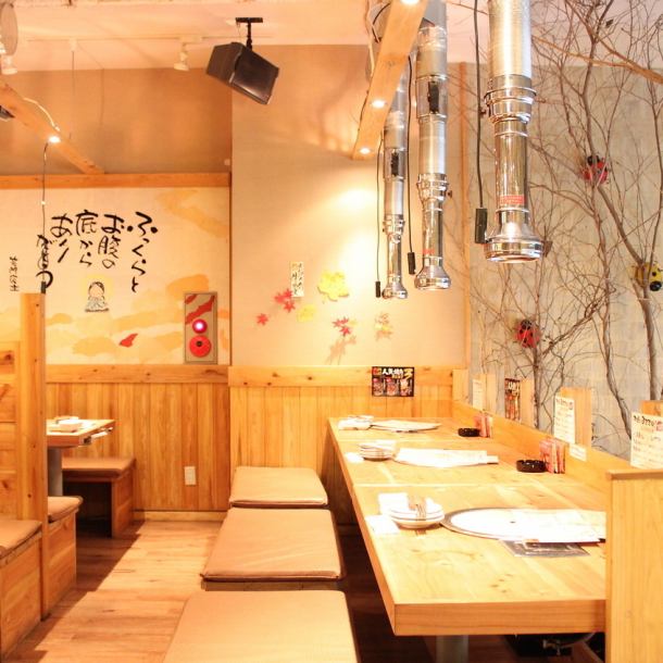 〈If you want to enjoy Kyushu gourmet food, go to Shimon〉 [We are proud of our warm interior where you can relax♪] We are proud of the comfort of our restaurant, so much so that we often hear people say, ``I'm here again.'' ♪A soft wood-grained atmosphere All of our staff members are working hard to continue to be a restaurant that is loved by many people, including those attending parties, parties, and people from outside the prefecture★