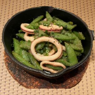 Stir-fried snap peas and squid with garlic