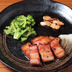 ベーコンとブロッコリーのガーリック焼き（ホエー豚）