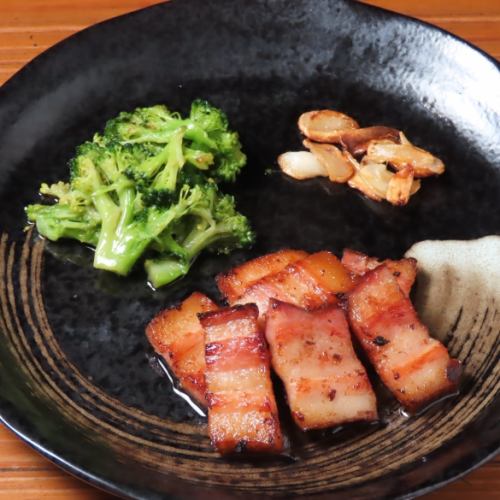 ベーコンとブロッコリーのガーリック焼き（ホエー豚）