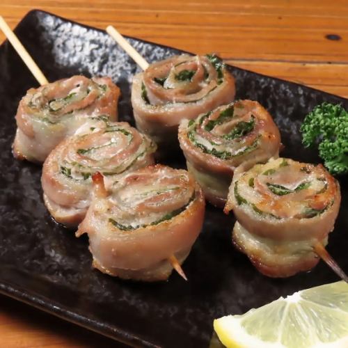 紫蘇葉、起司和肉類包裹