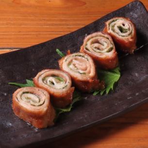 紫苏叶、奶酪和肉包裹