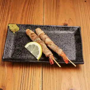 紫蘇葉包裹的蝦子和豬肉串