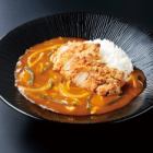 鶏唐揚げをのせた中華スパイスカレー（辛）