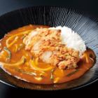 鶏唐揚げをのせた中華スパイスカレー