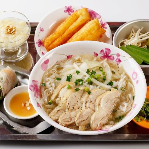 All noodle menus are offered in Vietnamese style sets.Combine with tabletop seasonings to your favorite taste♪