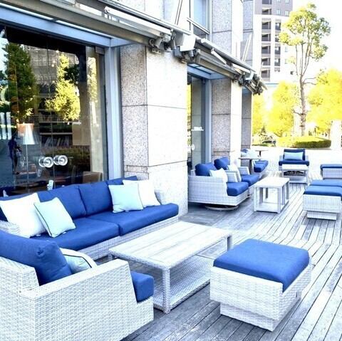 ワンちゃんと一緒に特別なひとときを楽しめるカフェ&ダイニングバー。テラス席に加え、店内でも大切な愛犬と一緒にお食事をすることができます。ワンちゃん専用のメニューもご用意。お散歩帰りや犬仲間との集まりに、ぜひ当店にお立ち寄りください。