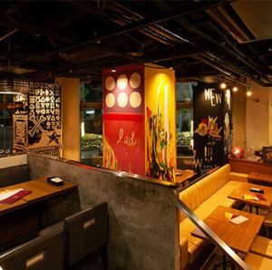 広々とした開放感のある空間。中二階のエリアは貸切できます◎