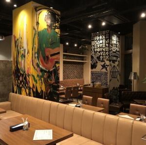 オシャレなアートがデザインされた空間で、ご家族やご友人と至福のひとときをお過ごしいただけます。