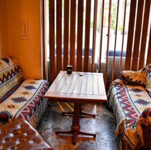 ゆったり寛ぎながらお食事をお楽しみいただけるソファー席。