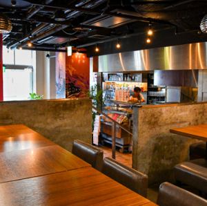 周りを気にせずプライベート空間でお食事をお楽しみいただける半個室席。