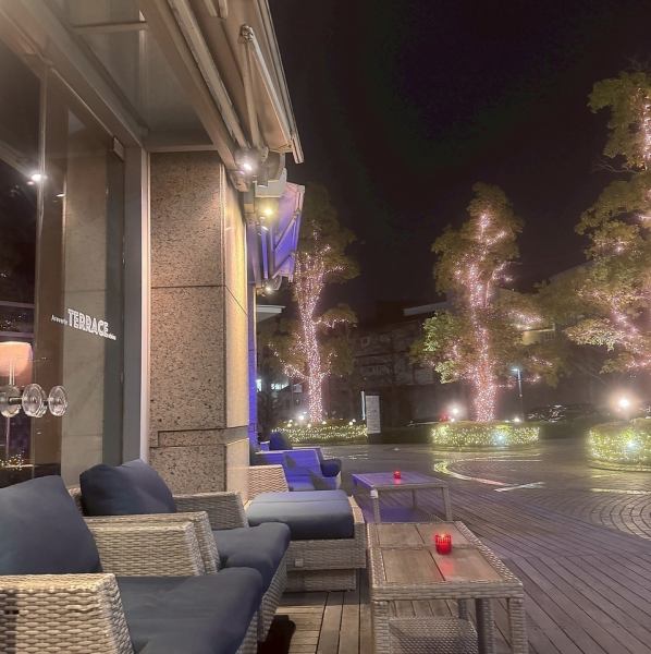 ワンちゃんと一緒に特別なひとときを楽しめるカフェ&ダイニングバー。テラス席に加え、店内でも大切な愛犬と一緒にお食事をすることができます。ワンちゃん専用のメニューもご用意。お散歩帰りや犬仲間との集まりに、ぜひ当店にお立ち寄りください。